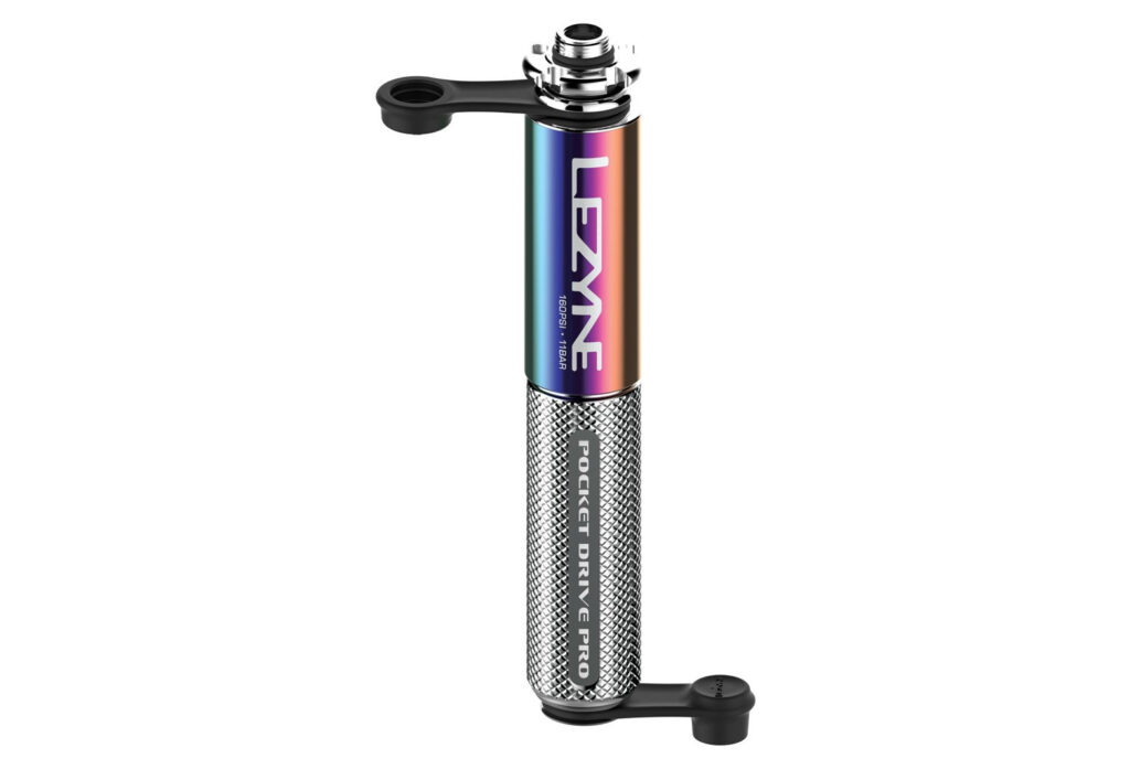 POMPE À MAIN LEZYNE POCKET DRIVE PRO (MAX 160 PSI / 11 BAR) NÉO MÉTAL / ARGENT