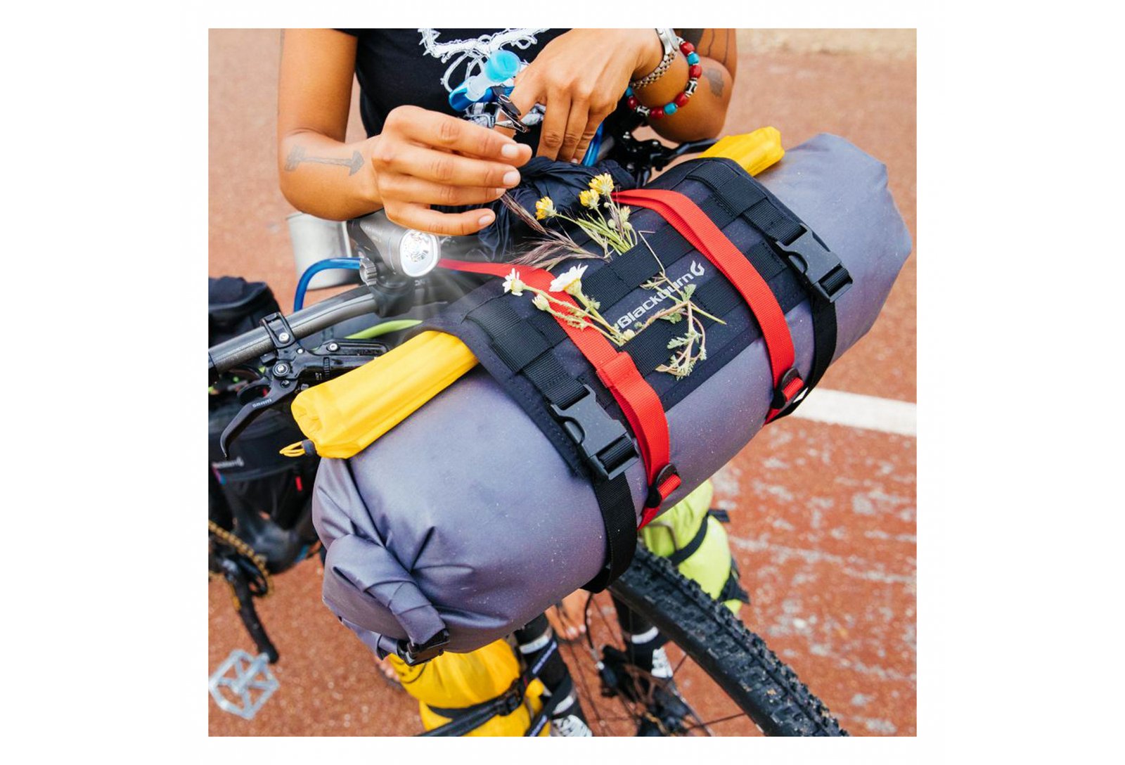 SACOCHE DE GUIDON BLACKBURN OUTPOST HB ROLL NOIR – Image 3